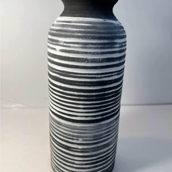 Black And White Striped Vase 10” Contemporary Look - Picture 5 of 8